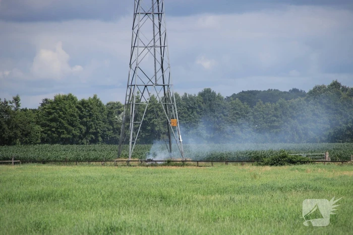 Brandje onder hoogspanningsmast snel geblust
