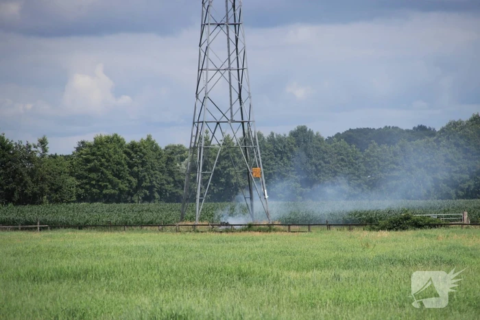 Brandje onder hoogspanningsmast snel geblust