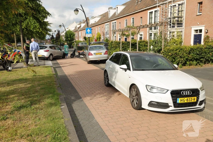 Scooterrijdster gewond na botsing met auto