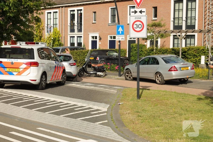 Scooterrijdster gewond na botsing met auto
