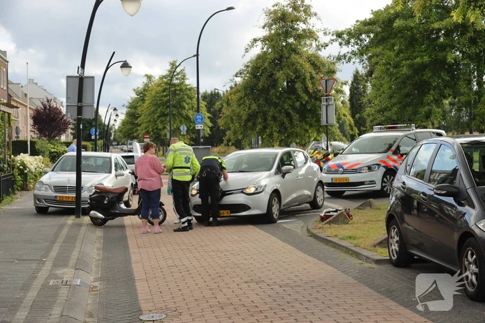 Scooterrijdster gewond na botsing met auto