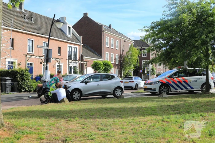 Scooterrijdster gewond na botsing met auto