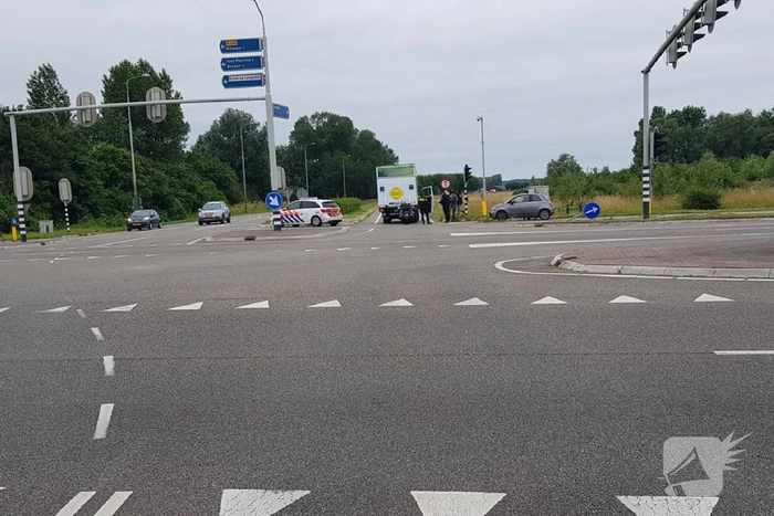 Vrachtwagen rijdt achteruit tegen motorrijder aan