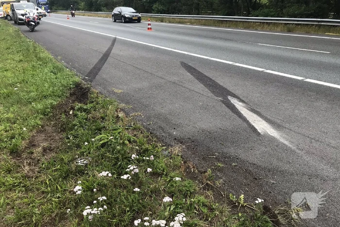 Auto met aanhanger slaan over de kop