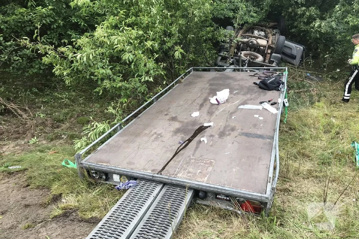 Auto met aanhanger slaan over de kop