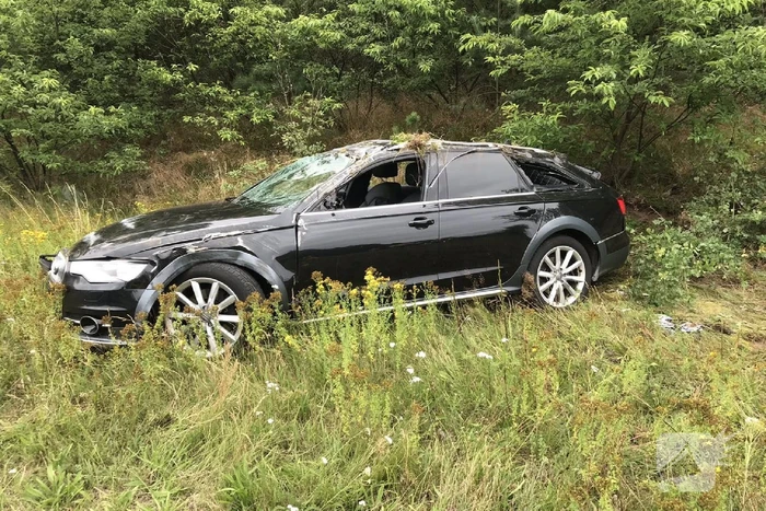 Auto met aanhanger slaan over de kop