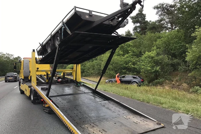 Auto met aanhanger slaan over de kop