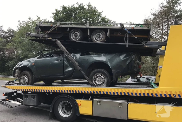 Auto met aanhanger slaan over de kop