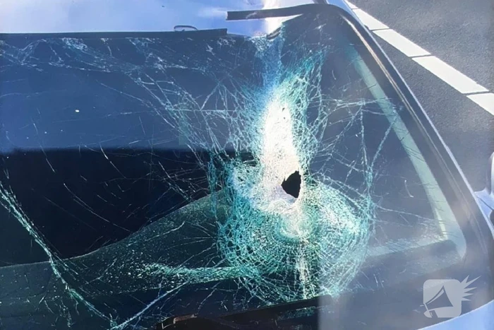 Slagboom belandt op auto