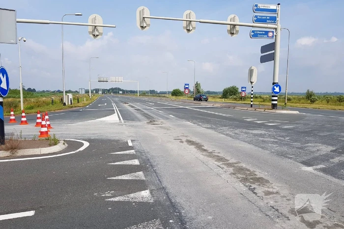 Weg afgesloten door bagger op wegdek