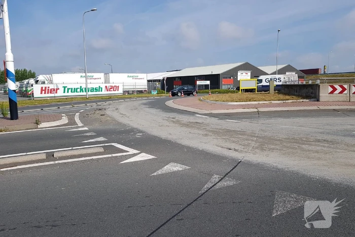 Weg afgesloten door bagger op wegdek