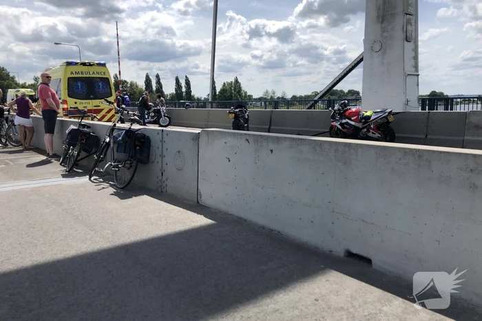 Motorrijder botst achterop auto en raakt ernstig gewond