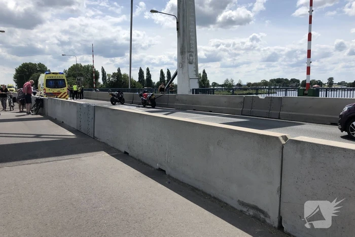 Motorrijder botst achterop auto en raakt ernstig gewond