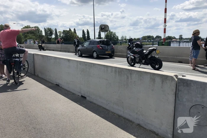 Motorrijder botst achterop auto en raakt ernstig gewond