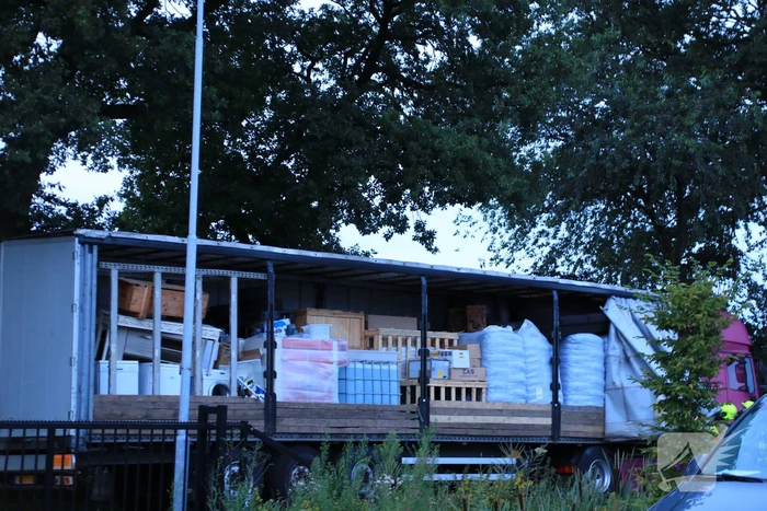 Vrachtwagen trailer vol drugs benodigdheden aangetroffen