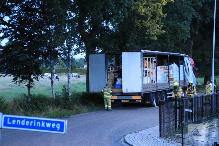 Vrachtwagen trailer vol drugs benodigdheden aangetroffen