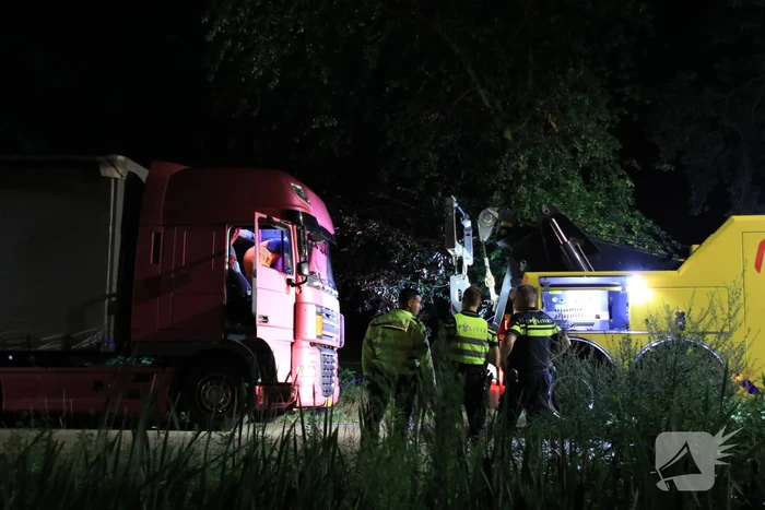 Vrachtwagen trailer vol drugs benodigdheden aangetroffen