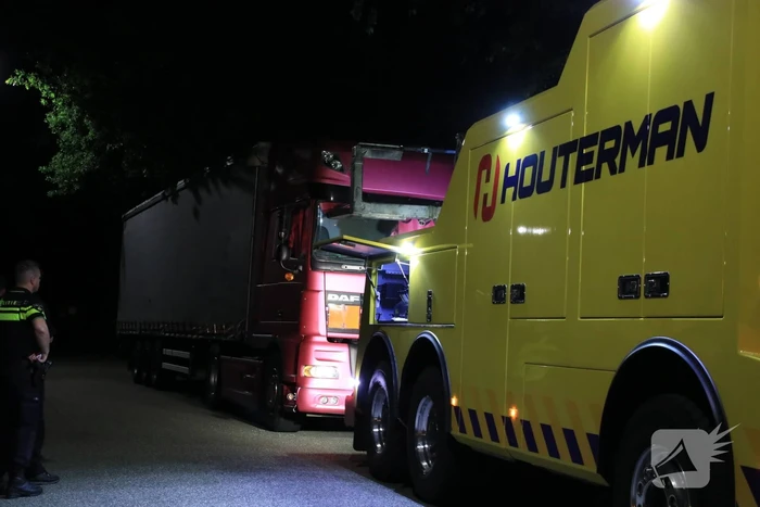 Vrachtwagen trailer vol drugs benodigdheden aangetroffen
