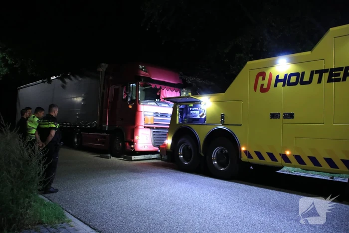 Vrachtwagen trailer vol drugs benodigdheden aangetroffen
