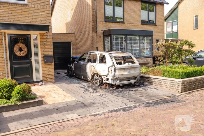 Geparkeerde auto bij woning gaat in vlammen op, mogelijk brandstichting