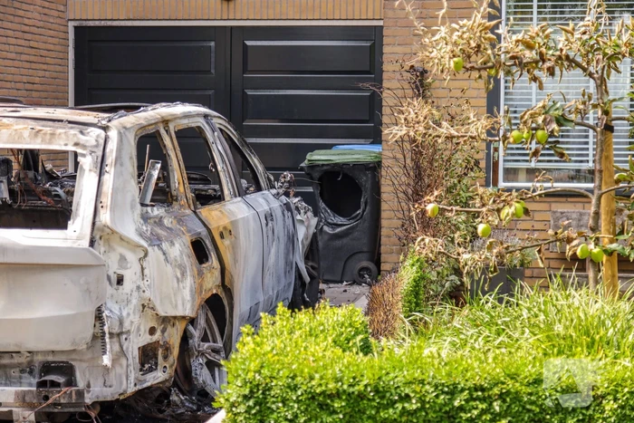 Geparkeerde auto bij woning gaat in vlammen op, mogelijk brandstichting