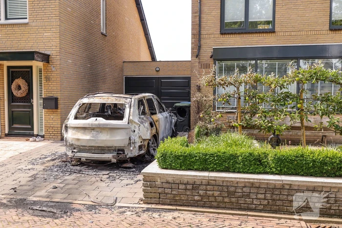 Geparkeerde auto bij woning gaat in vlammen op, mogelijk brandstichting