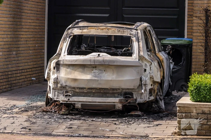 Geparkeerde auto bij woning gaat in vlammen op, mogelijk brandstichting