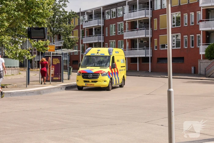 Vrouw met voet tussen spaken fiets