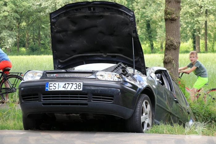 Auto raakt van de weg en belandt in greppel