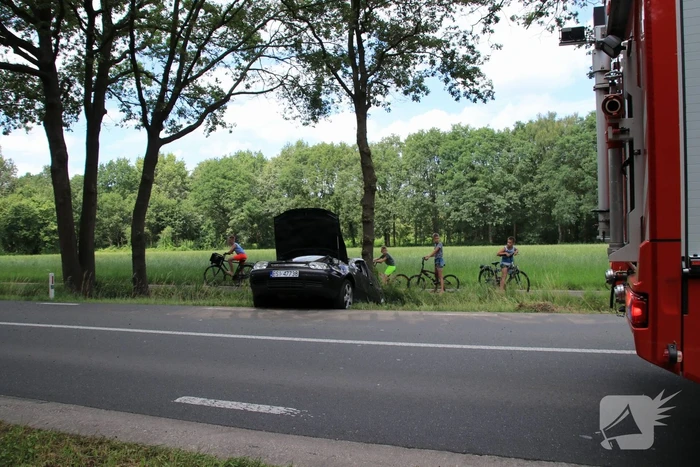 Auto raakt van de weg en belandt in greppel