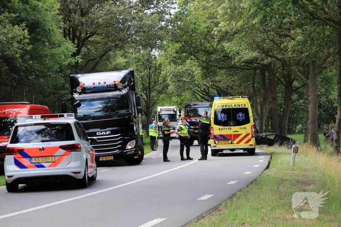 Auto raakt van de weg en belandt in greppel