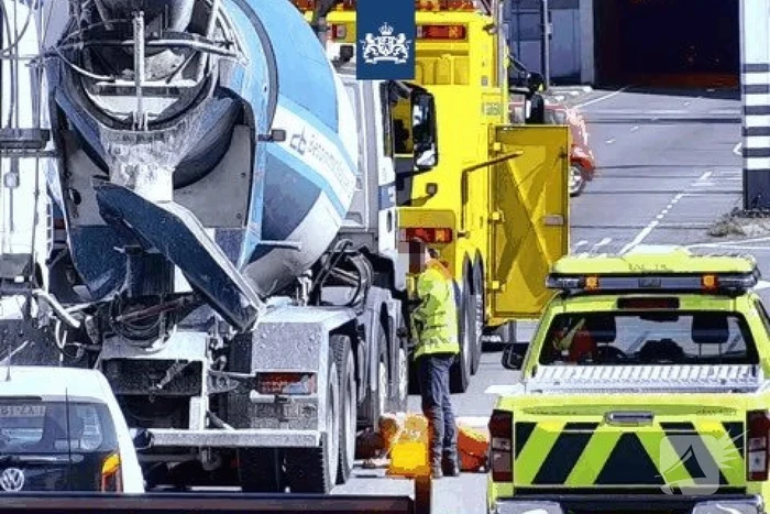 Verkeer vast in tunnel door defecte cementwagen
