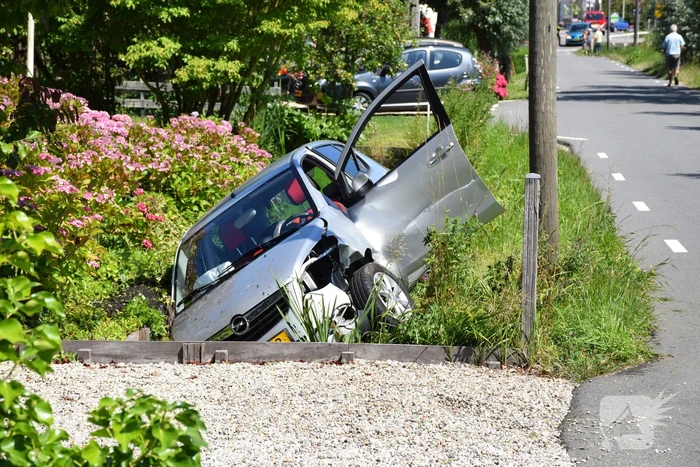 Auto slingert over de weg en belandt in sloot