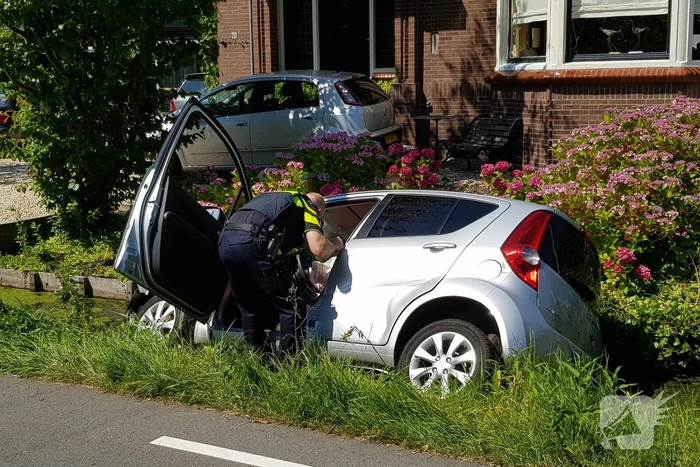 Auto slingert over de weg en belandt in sloot