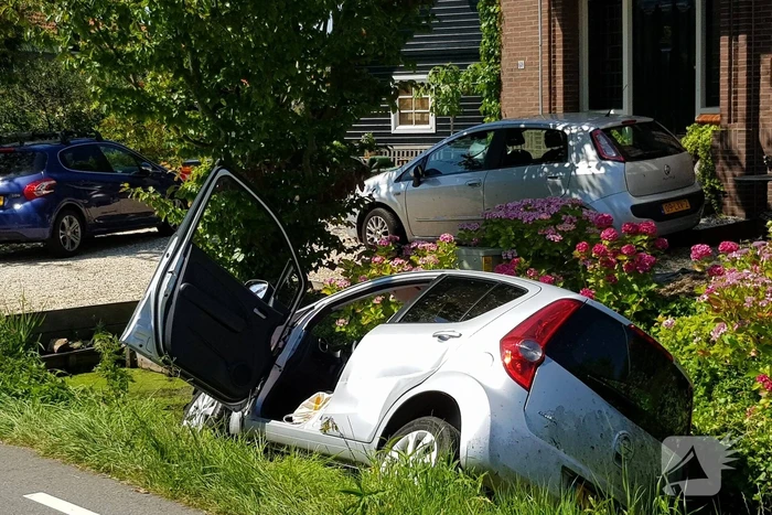 Auto slingert over de weg en belandt in sloot