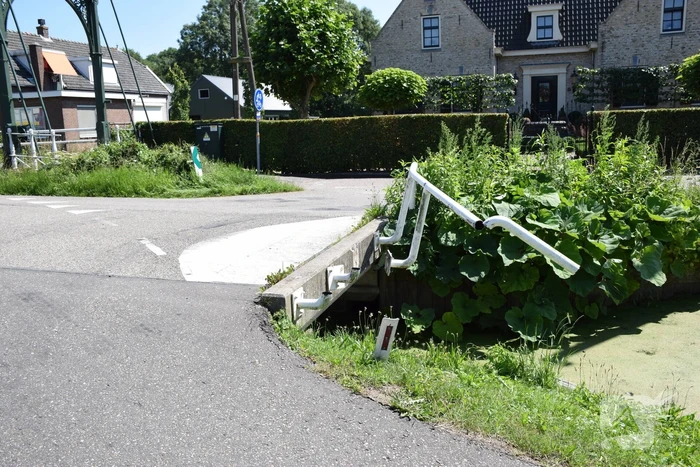 Auto slingert over de weg en belandt in sloot