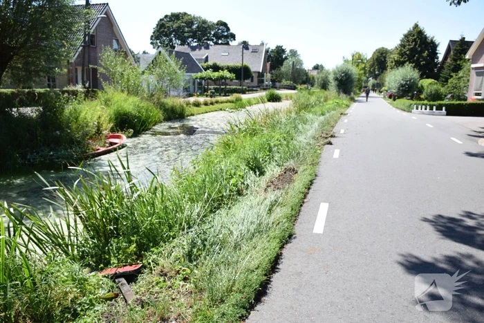 Auto slingert over de weg en belandt in sloot