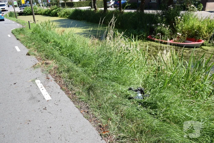 Auto slingert over de weg en belandt in sloot