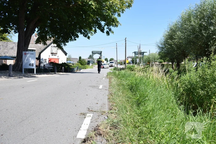 Auto slingert over de weg en belandt in sloot