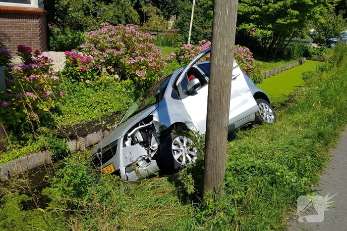 Auto slingert over de weg en belandt in sloot