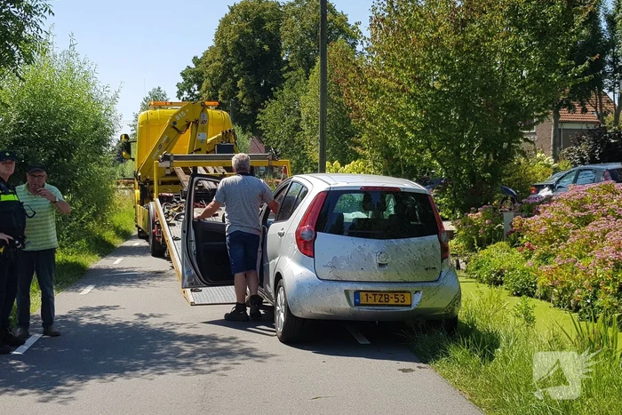 Auto slingert over de weg en belandt in sloot