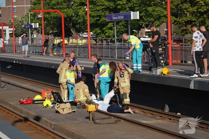Persoon valt met scootmobiel van metroperron
