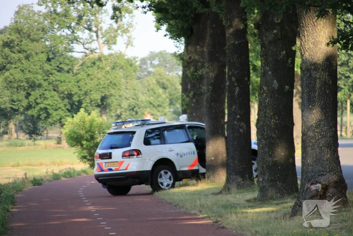 Zwaar bewapende agenten beveiligen grote drugslab