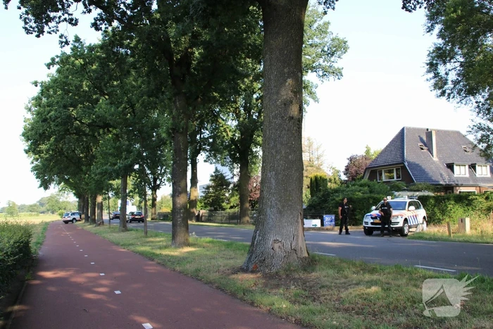 Zwaar bewapende agenten beveiligen grote drugslab