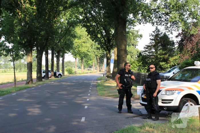Zwaar bewapende agenten beveiligen grote drugslab