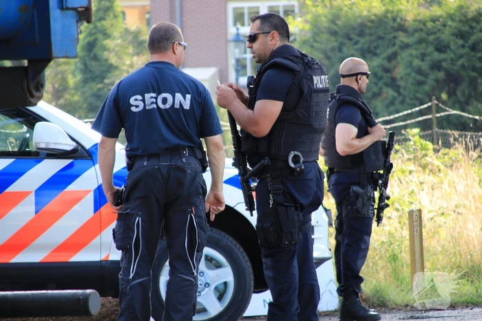 Zwaar bewapende agenten beveiligen grote drugslab