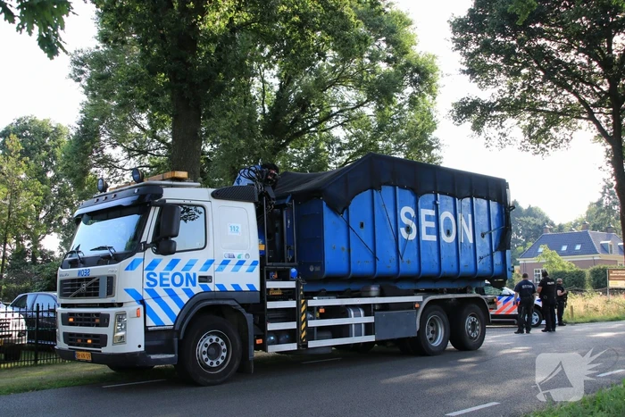 Zwaar bewapende agenten beveiligen grote drugslab
