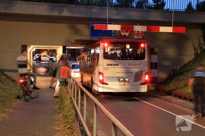 Lijnbus rijdt zich muurvast in spoortunnel