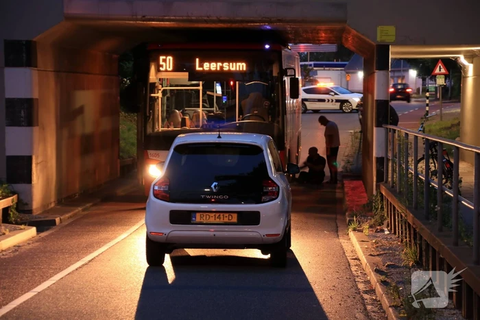 Lijnbus rijdt zich muurvast in spoortunnel