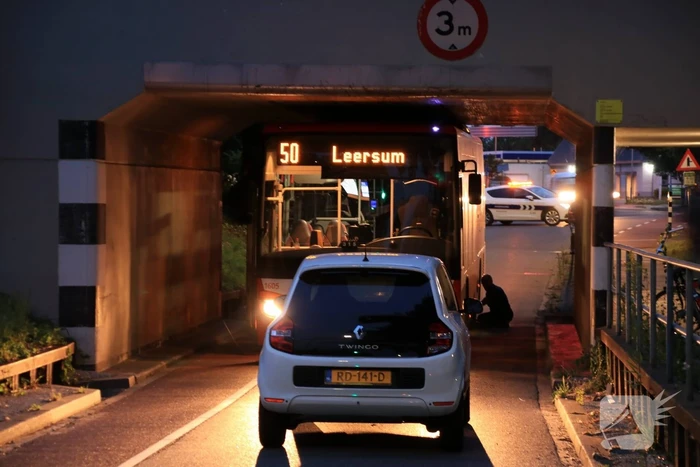 Lijnbus rijdt zich muurvast in spoortunnel